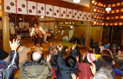 ＝三条市・神明宮で14日夜、行われた神楽奉納神事