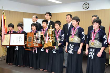 前列右から主将の小川さん、近藤さん、土田さん、川俣さん、池田さん、相場さん、中村さん