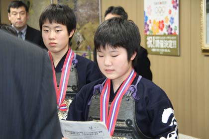 ＝成績を報告する主将の小川さん