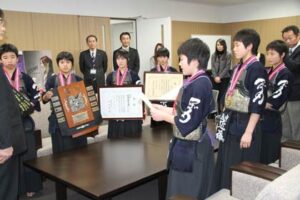 燕中学校剣道部が鈴木市長に年末年始の大会成績を報告