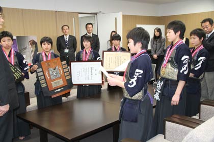 燕中学校剣道部が鈴木市長に年末年始の大会成績を報告