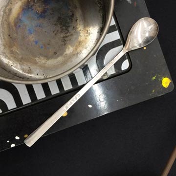 ＝遺品の絵の具を溶かすスプーン