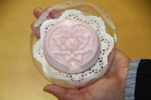 25日に燕三条駅観光物産センター「燕三条Wing」行われる「女子力アップ・カービング体験」で製作するソープカービングの作品
