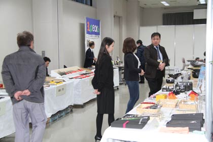  17日をバイヤーズデー、18、19日を一般デーに三条商工会議所で開かれている20周年記念の共同展示商談会「スパークメッセ2014」