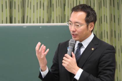 最後にあいさつする国定市長