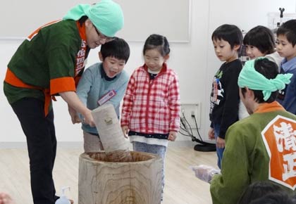三条市立一ノ木戸小学校1年生の第2回小正月を祝う会で地域の人たちともちつき
