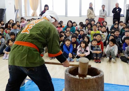  もちつきに子どもたちは「よいしょ！」