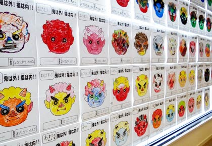 ロビーには保育所の子どもたちが塗り絵などで製作した鬼の面を展示