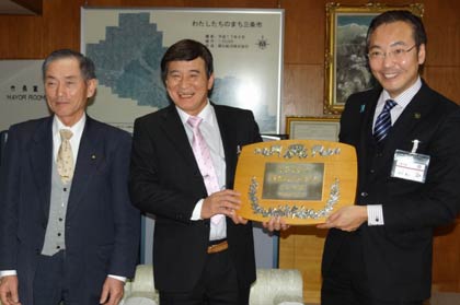 内閣総理大臣表彰の盾が届いたことを国定三条市長に報告する牛野尾谷五ケ会、左から吉田市議、坂井会長、国定市長