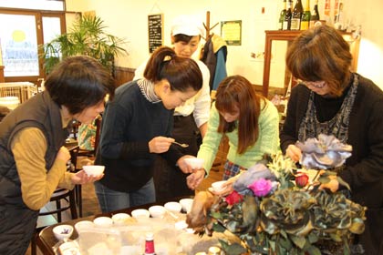三条中央商店街振興組合の第1回三条まちのゼミナールで18日、「Vege Table」で開かれるハーブ活用講座、好みのハーブをブレンドする受講者