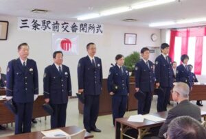 三条駅前交番の開所式、勤務員の紹介