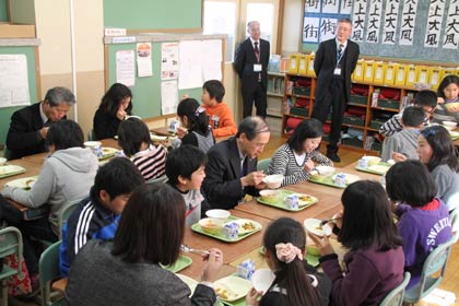 6年生の教室で児童と席を並べて学校給食用スプーンで給食を味わう