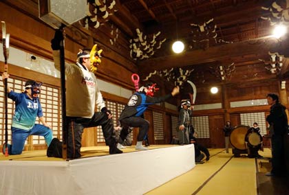 凍りつくように冷え切った本堂で練習