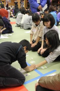 25日開かれた第1回つばめっ子かるた大会