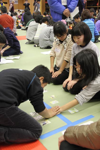 25日開かれた第1回つばめっ子かるた大会