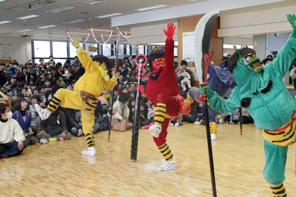 本番さながらの鬼踊りを披露