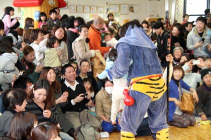 ご利益に授かろうと鬼に子どもを抱いてもらう