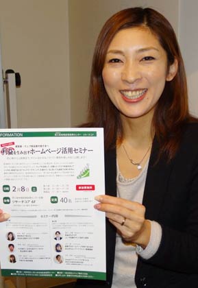 「利益を生み出すホームページ活用セミナー」で講師を務めるスマイルファーム代表取締役の安達さん
