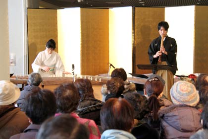 中村さんと高橋さんの共演に200人近くが聴き入る
