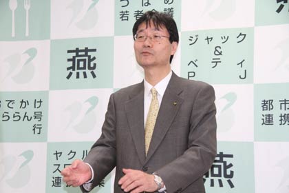  定例記者会見を行う鈴木力燕市長