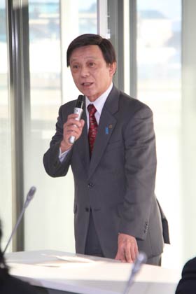 燕市の中心市宣言の席上であいさつする弥彦村の本多副村長
