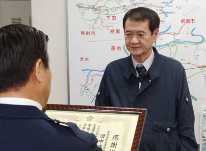 小林三条署長から感謝状を受けるレッカー業の田中さん