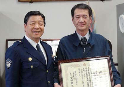 小林署長と並んで