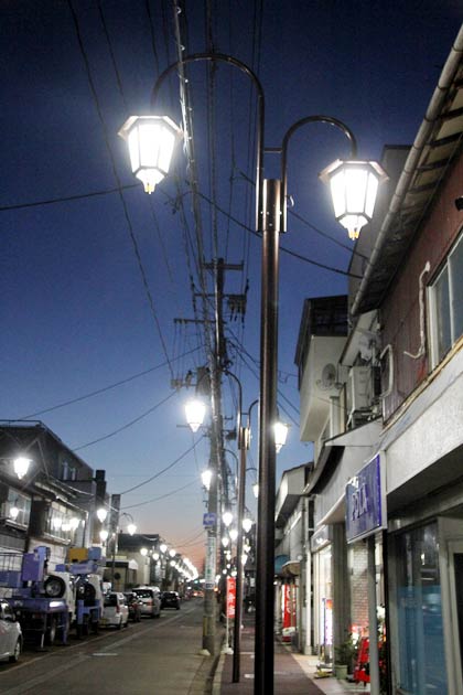 29日、点灯を開始した燕大通商店街の新しい街灯