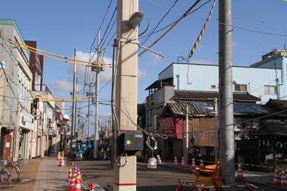 サンロード宮町の商店街は足場が外されて新しい町並みが姿を現す