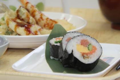 寄付された恵方巻はさっそく昼食に並んだ