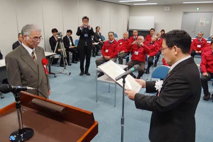  石田宣一さんにマイスター称号の認定証を贈る三条地域振興局の名古屋局長