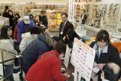 無料の包丁研ぎの受け付けに行列