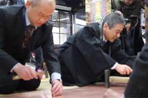 三条別院が玉川堂で鎚起銅器の駒札の打ち始め式