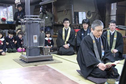  打ち始め式はお勤めの読経から