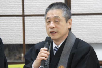 あいさつする三条別院の鷲尾輪番
