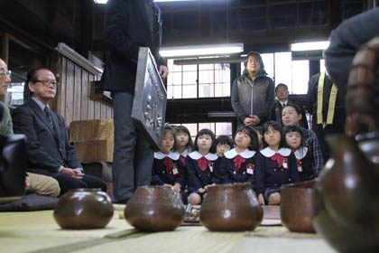玉川社長の話を聞く松葉幼稚園園児