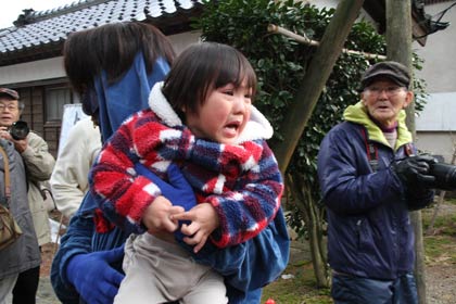 子どもたちは怖い鬼に大泣き