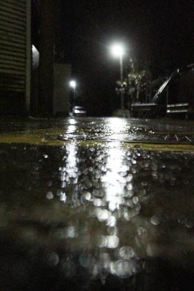 5日深夜の凍結した燕市なの道路