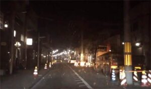 6日夜、夜間の車両通行止めが解除された燕市・サンロード宮町