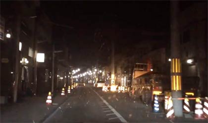 6日夜、夜間の車両通行止めが解除された燕市・サンロード宮町