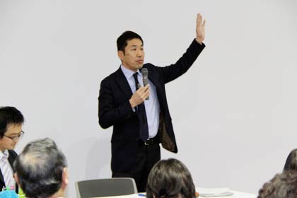 講評を行う沢田准教授