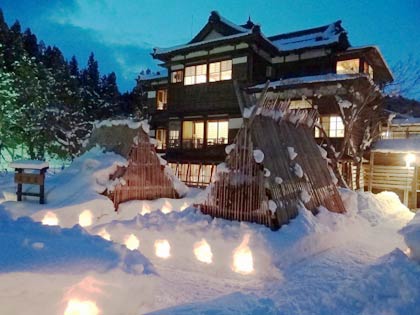 2月を「かまくら月間」と題して庭にかまくらを作り、夜は雪あんどんをともしている嵐渓荘