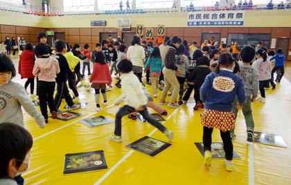11日開かれた第2回三条市ジャンボカルタ大会