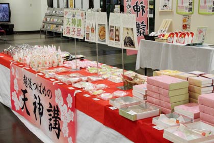 燕三条Wingで開かれている「越後つばめ天神講菓子展」