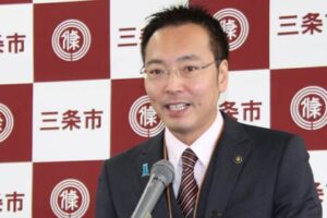 定例記者会見を行う国定三条市長