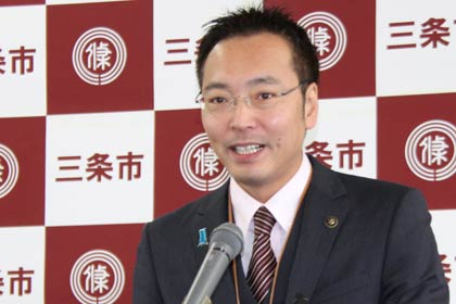 定例記者会見を行う国定三条市長