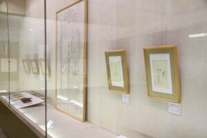 三条市歴史民俗産業資料館で開かれている「日本画の線・岩田正巳の線」で仏画の模写の展示