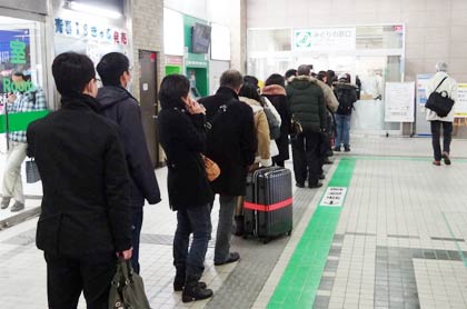 上越新幹線の運転見合わせで燕三条駅の緑の窓口は払い戻しなどを求める利用者が行列