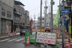 14日、全面的に車両通行止めが解除されたサンロード宮町