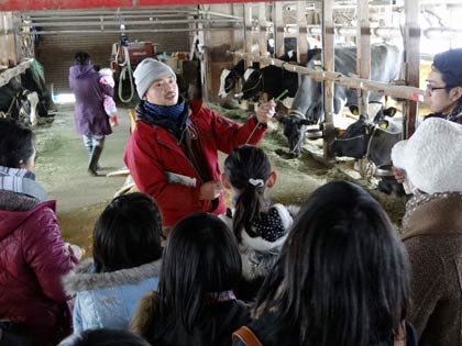 ウシについて説明する村佐喜農場の村山さん